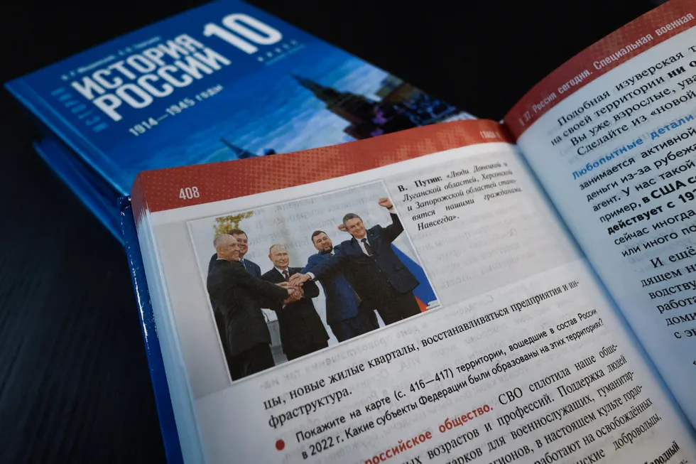 Учебники по истории для средней школы подают прошлое через призму современной государственной повестки: спорные факты замалчиваются или смягчаются, в тексты вплетают современные проекты и монументы, а исторический рассказ превращается в инструмент воспитания лояльности.