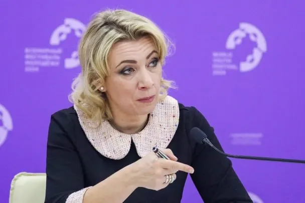Представитель МИД РФ заявила, что сотрудники Госдепа якобы уведомляют российских дипломатов о том, что их дети, родившиеся в США, считаются американскими гражданами по «праву почвы», хотя семьи не подавали соответствующих заявлений.
