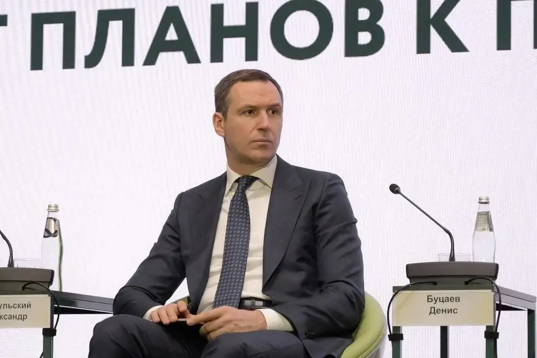 Бывшего заместителя министра подозревают в хищении средств «Российского экологического оператора». Буцаев, курировавший мусорную реформу, по данным следствия, предположительно находится в США. Реформа, потратившая не менее 94 млрд рублей, официально признана проваленной: переработка отходов сократилась до около 10% вместо заявленных 36%.