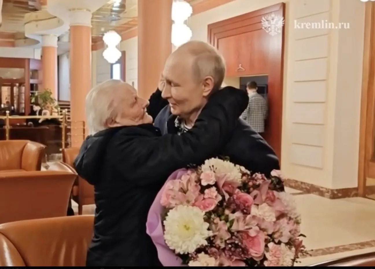 Президент встретил свою первую учительницу, обнял её, поцеловал и не скрывал слёз — на встрече царила сильная эмоция.