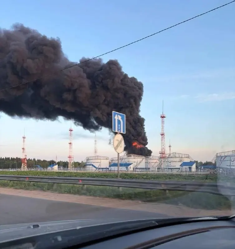 Ночью и утром беспилотники нанесли удары по НПЗ в Капотне, нефтеналивной станции в Подмосковье и технопарку в Зеленограде. По данным очевидцев и экстренных служб — минимум 3 погибших и 12 пострадавших, повреждены жилые дома, зафиксированы перебои в работе аэропортов.