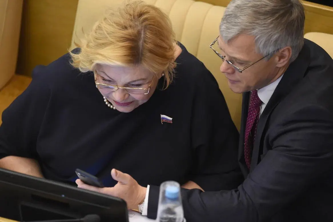 Валерий Гартунг и Елена Драпеко оказались двумя единственными депутатами, проголосовавшими против обращения к зарубежным парламентам по удару в Старобельске; спикер назвал голосование техническим сбоем, а обсуждение быстро переросло в политические заявления и призывы к ударам.