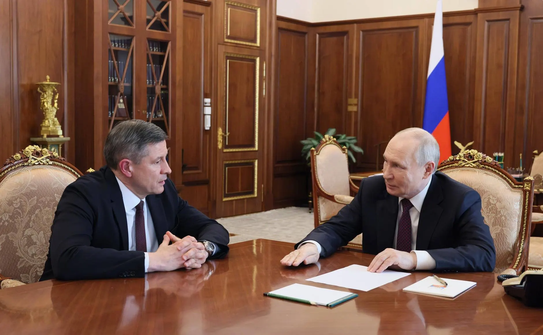 В Кремле прошла встреча президента Владимира Путина с назначенным врио губернатора Брянской области Егором Ковальчуком. Ранее Ковальчук руководил Миассом и занимал пост, называемый «председателем правительства ЛНР».