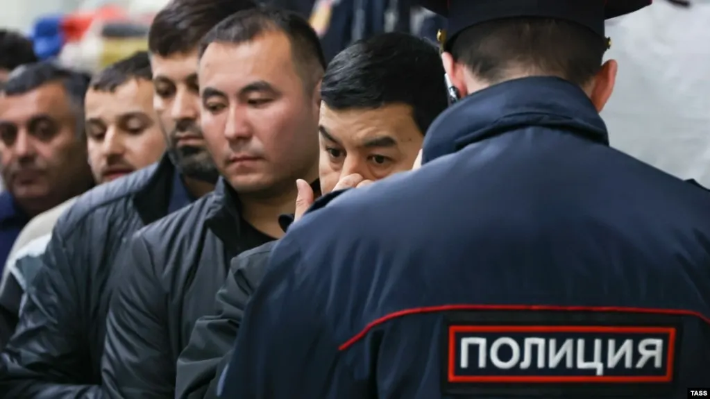 Законопроект расширяет основания для административного выдворения — от участия в несогласованных акиях и «дискредитации» ВС до призывов к санкциям и мелкого хулиганства; перечень нарушений может вырасти до 58 позиций.