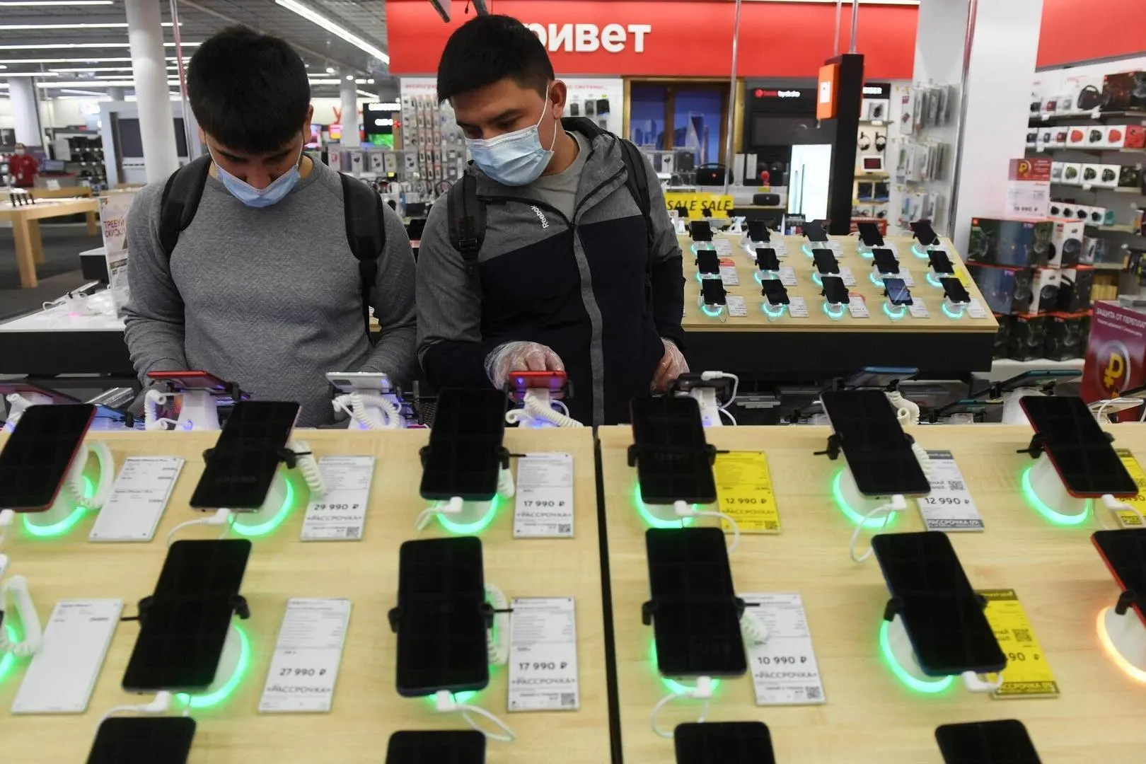 Регистрация устройств в единой базе IMEI не будет платной ни для граждан, ни для импортеров. Создание базы сохраняется в планах: привязка IMEI к абонентскому номеру может вступить в силу в 2027 году, с 2028‑го в сеть будут допускаться только зарегистрированные телефоны.