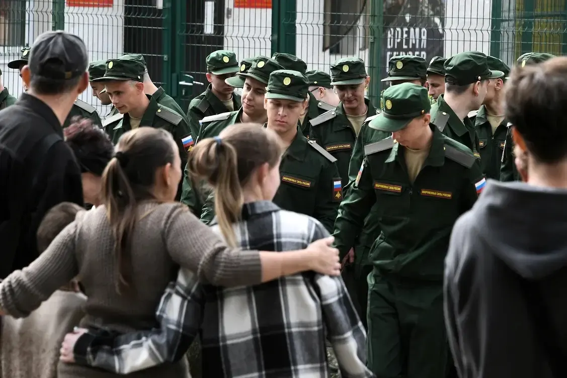 Группа из более 450 женщин подала серию исков: первая заявительница обратилась в Верховный суд, требуя признать внесённые поправки нарушающими равенство и лишающими их права на поддержку.