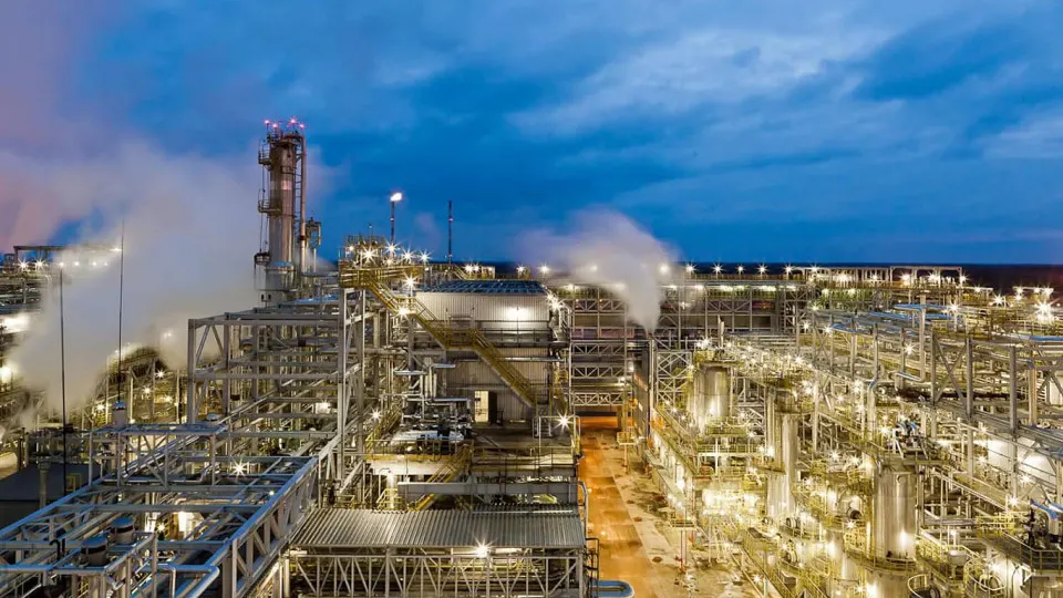 После удара 5 мая Киришский нефтеперерабатывающий завод в Ленинградской области прекратил переработку и приостановил отгрузки: повреждены ключевые технологические установки, нефтепровод и резервуары.