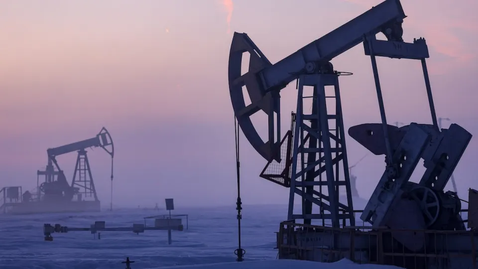 Минэкономразвития прогнозирует, что в 2026 году добыча нефти в России снизится до 511 млн тонн — самого низкого показателя с 2009 года. Снижение объясняют ухудшением финансового положения компаний, сокращением бурения и последствиями военного времени.