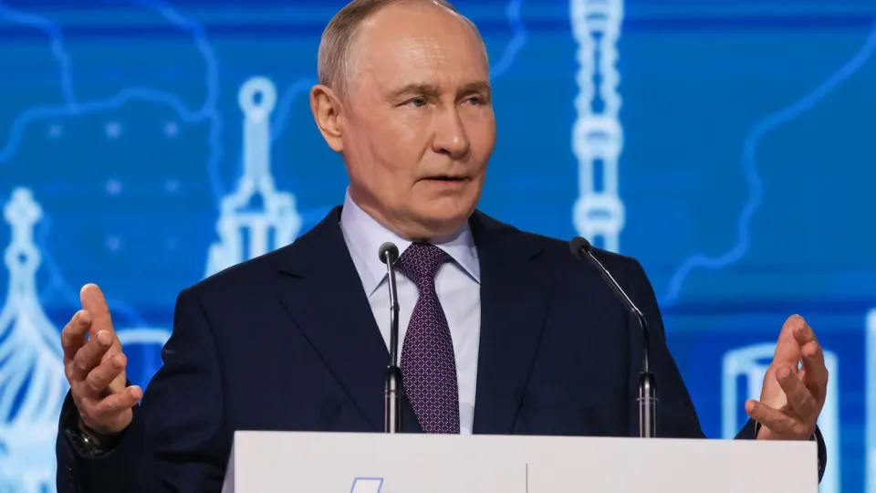 Президент предложил активнее трудоустраивать раненных и инвалидов, возвращающихся с фронта, в оборонные и другие индустриальные отрасли, отмечая их опыт и быстрые практические навыки решения задач.