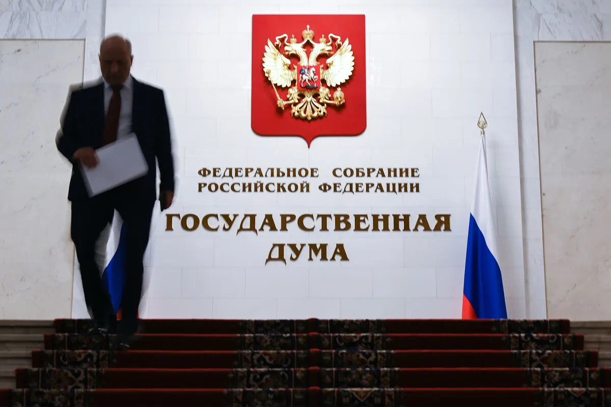 Проект, внесённый в 2024 году и прошедший первое чтение в мае 2025-го, предполагает закрытый перечень нарушений, за которые допускается арест имущества россиян, находящихся за границей.
