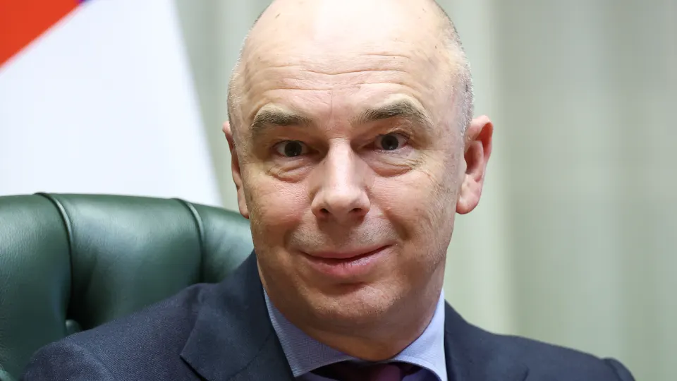 Ведомство оценивает возможности сокращения расходов, кроме обороны и социальных обязательств. Экономисты прогнозируют необходимость «оптимизации» расходов на сотни миллиардов рублей из‑за снижения прогноза роста и роста дефицита.