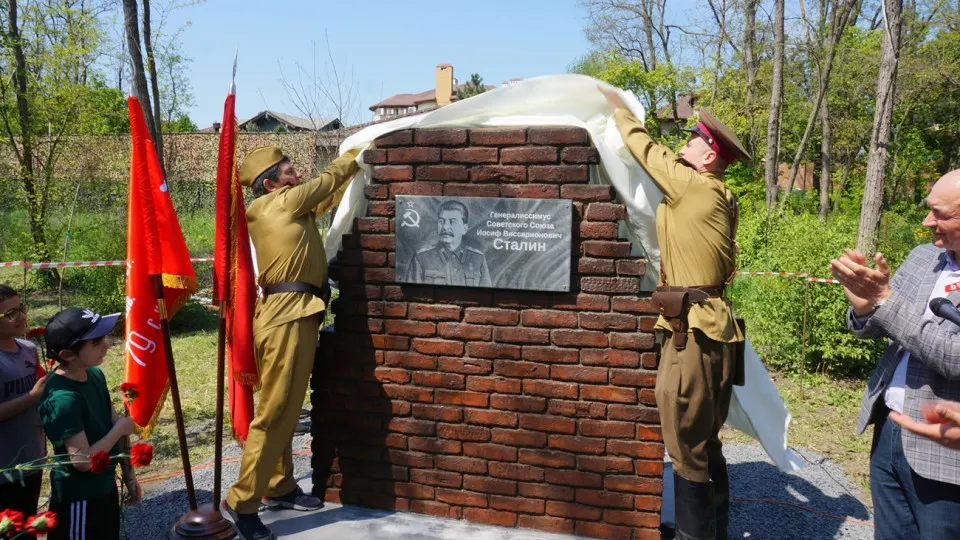 9 мая в хуторе под Ростовом-на-Дону установили памятный знак с изображением Иосифа Сталина; параллельно в регионе и других частях страны появляются новые мемориалы и памятные знаки, при этом количество подобных объектов по стране растёт.