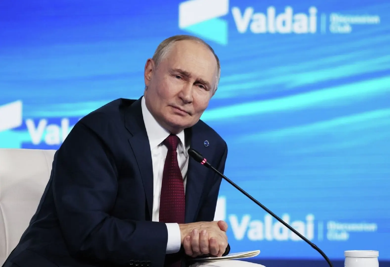 Международный уголовный суд постановил, что государства, ратифицировавшие Римский статут, при приглашении Владимира Путина на переговоры обязаны исполнить ордер на арест. Исключение — переговоры под эгидой ООН или приостановка по резолюции Совбеза по Главе VII.