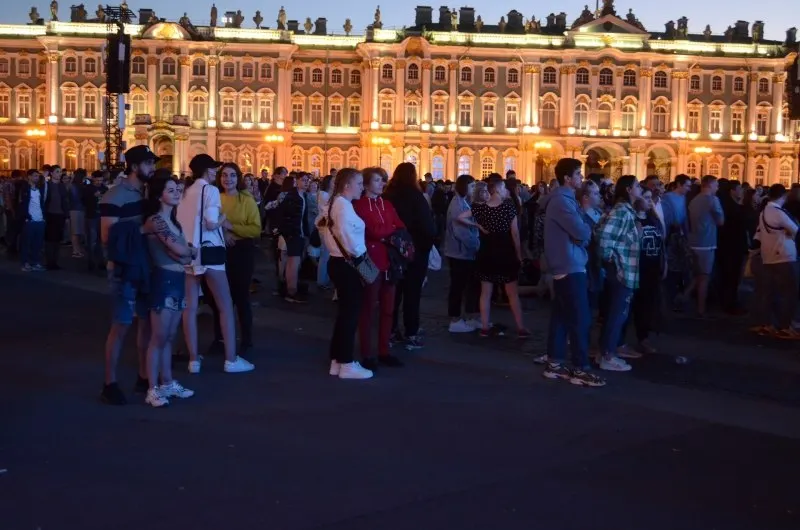 Ночью 27–28 июня в Санкт-Петербурге пройдёт праздник «Алые паруса» с шествием брига «Россия» и салютами. Одновременно утверждены 300 приоритетных образовательных программ, а Смоленск проведёт День молодёжи 26–28 июня.