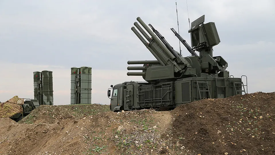 В вооружённых силах РФ начали использовать комплекс «Волна Купол Гарант», который подавляет сигнал спутниковой связи Starlink в радиодиапазоне 14–14,5 ГГц; по данным экспертов, одна установка стоит около 1,5 млн долларов.