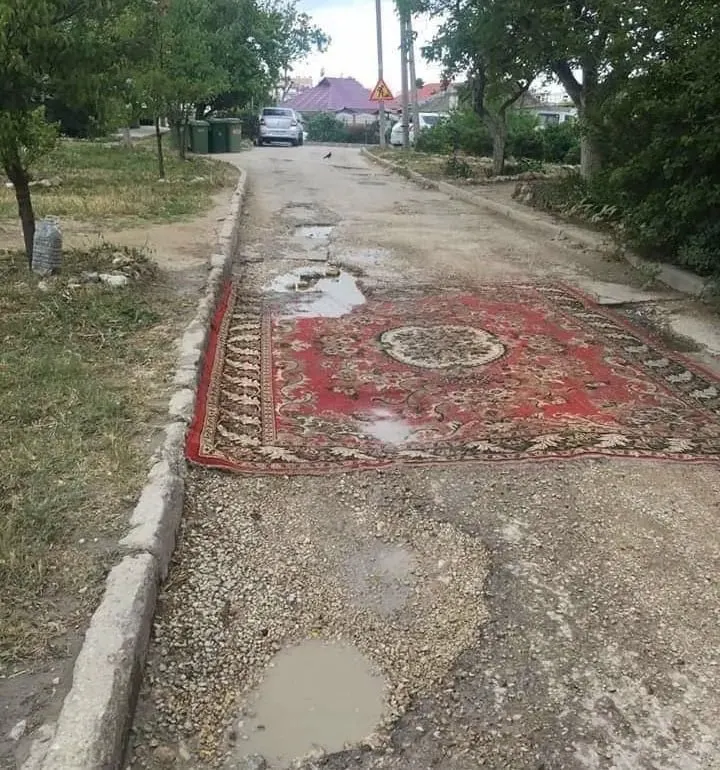 Внесён законопроект, позволяющий жителям заменять асфальт во дворах и на местных дорогах без согласования; правительство выступило против, указывая на необходимость работы специалистов.