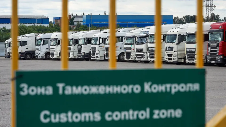 Правительство отложило обязательные обеспечительные платежи по системе подтверждения ожидания товаров (СПОТ) и продлило упрощённый порядок ввоза до 31 августа. Решение принято, чтобы избежать срывов грузопотоков и дать время на плавное внедрение новых правил.