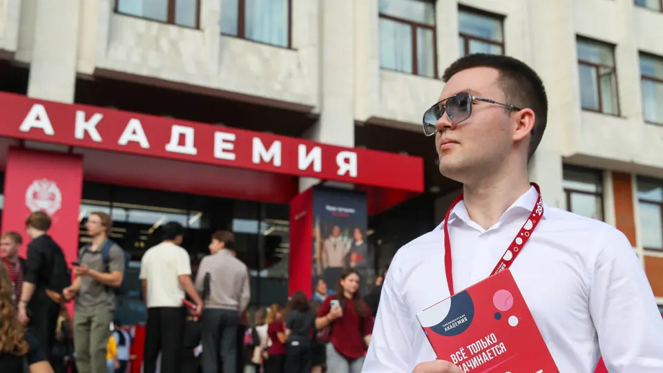Филиал РАНХиГС в Москве разослал студентам и сотрудникам предложение о годовой службе в отряде «БАРС‑Москва» по защите регионального неба от беспилотников с оплатой и премиями. Аналогичные объявления появились в других вузах на фоне масштабной кампании по набору студентов в войска БПЛА.