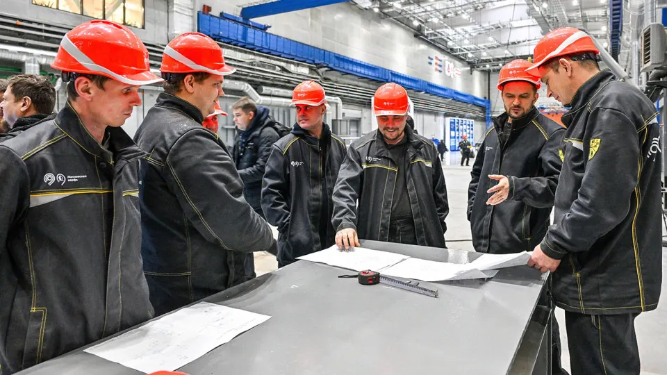 Опрос показывает: переработки распространены, часто не оформляются и плохо компенсируются. Главные причины — дефицит работников и размытые границы рабочего времени; закон недавно увеличил годовой лимит сверхурочных до 240 часов.