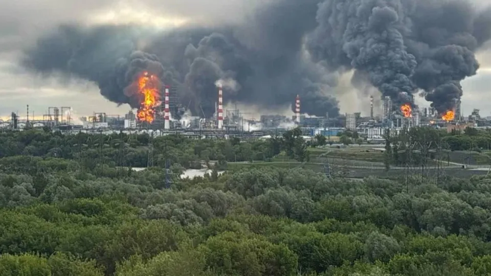 Украинские удары по нефтеперерабатывающим заводам и военным объектам в глубине России, при поддержке разведданных США по сообщениям источников, привели к снижению переработки и росту ограничений на продажу топлива в регионах.