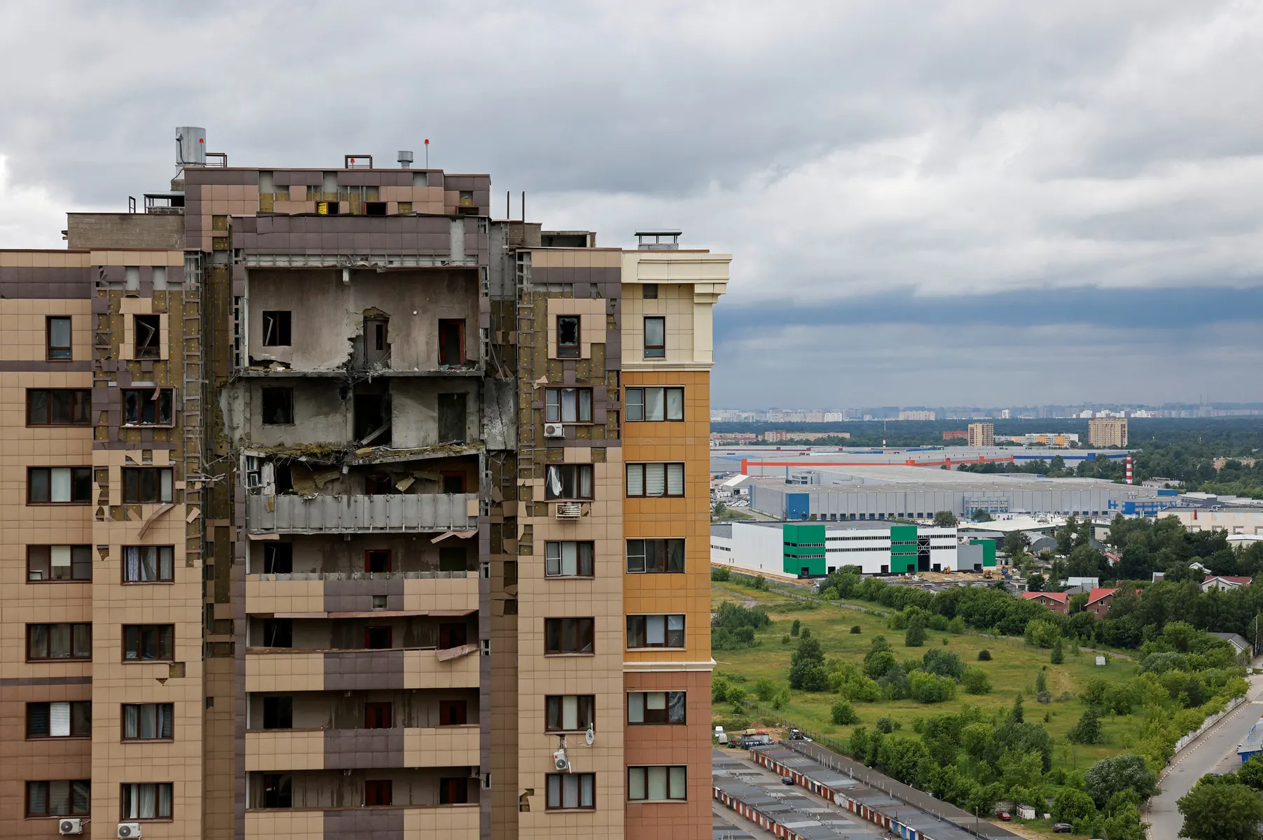 Во время масштабной атаки беспилотников на Москву и Подмосковье 18 июня погиб ребёнок, десятки людей получили ранения, повреждены жилые дома и объекты инфраструктуры. В регионе продолжаются работы по ликвидации последствий.