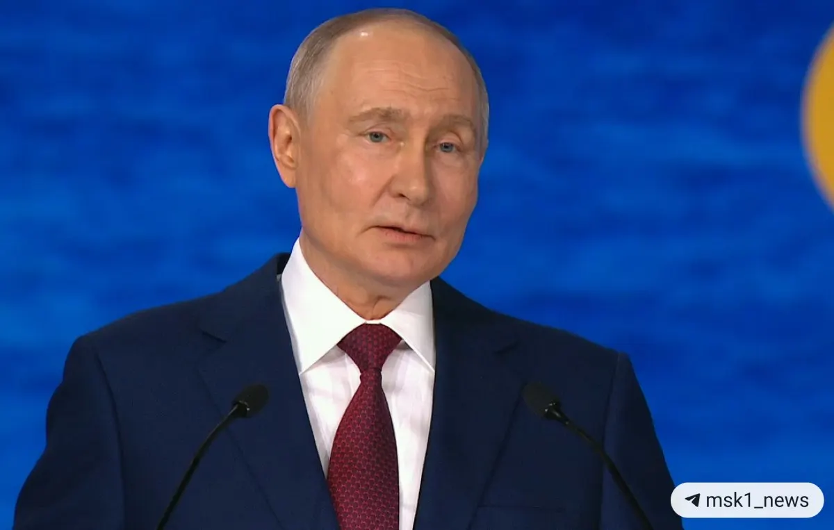 Президент затронул тему цифрового суверенитета, подтвердил макроэкономическую стабильность, привёл данные по росту ВВП, уровню безработицы и росту реальных зарплат за пять лет.