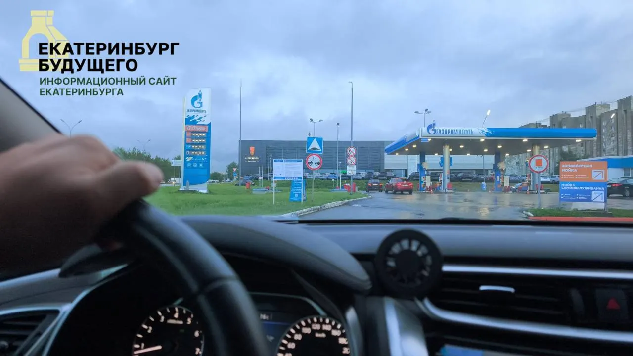 Средние цены на АИ‑92, АИ‑95 и дизель в регионе выросли на фоне сокращения производства топлива и локальных перебоев с поставками. Власти обещают меры по стабилизации рынка, экономисты предупреждают о рисках административного сдерживания цен.