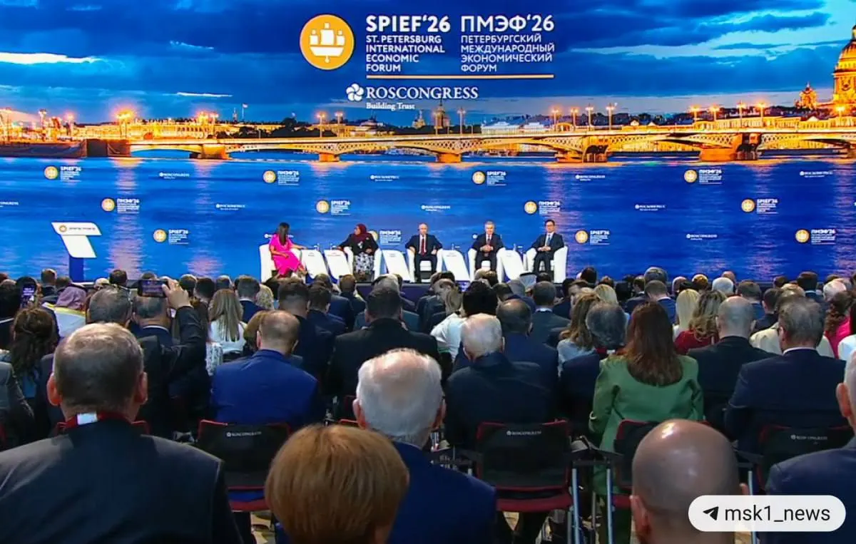Президент заявил, что мир проходит крупную структурную трансформацию, подчеркнул готовность России к равноправному сотрудничеству и раскритиковал агрессивную политику европейской бюрократии.