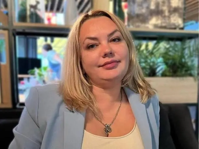 Жалобу по делу о мошенничестве и взятках, в котором проходят 12 фигурантов, в том числе бывший чиновник Анна Елисеева, рассмотрят 22 июля. Елисеева задержана в марте 2025 года.
