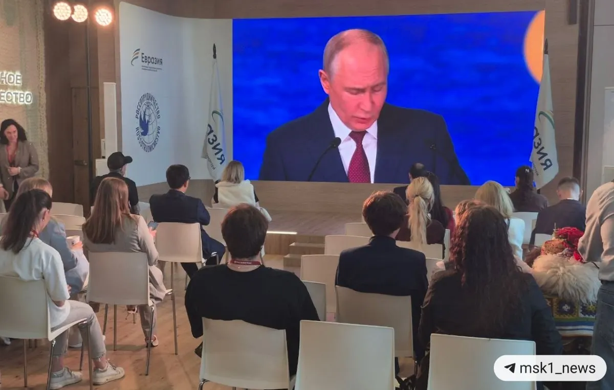 Президент заявил о смещении экономического роста в пользу стран Глобального Юга, росте роли БРИКС и ослаблении западной роли в глобальной торговле; привёл данные по вкладу БРИКС и G7.