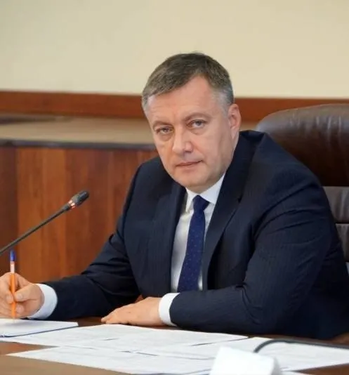 Губернатор сообщил о решениях федерального штаба: обеспечить отгрузки независимым АЗС по договорам, приоритетную поставку топлива для северного завоза, возможность спецрежима реализации гарантированных объёмов и координацию с нефтекомпаниями для ускорения отгрузок в регионы с острой потребностью.