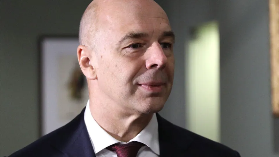 Минфин заявил, что компании топливно-энергетического комплекса должны самостоятельно закупать средства защиты; затраты можно включать в себестоимость. Между тем атаки беспилотников существенно сократили переработку и подняли цены на бензин.