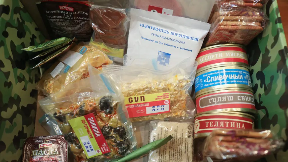 Следствие считает, что группа поставщиков и посредников изготовляла мясные консервы из дешёвого сырья и отправляла их на фронт; продукцию признали фальсифицированной, по делу проходят несколько фигурантов.