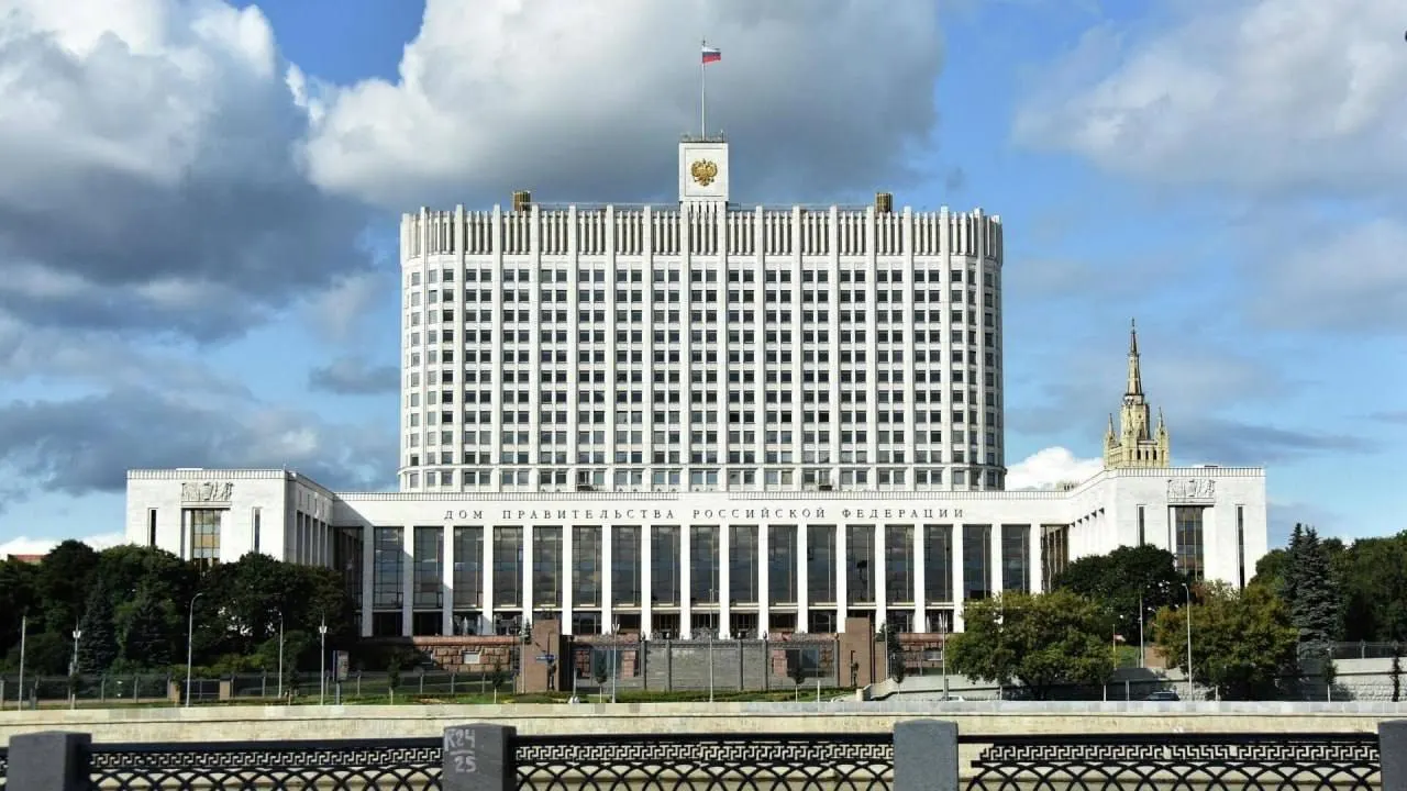 В Госдуму внесён законопроект о полной или частичной компенсации утильсбора семьям с тремя и более детьми. Правительство выступило против, указывая на дополнительные расходы и неясные источники финансирования.