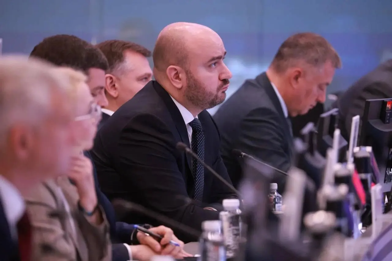Вячеслав Федорищев принял участие в совещании в Москве по поставкам бензина и дизеля в регионы; регионам поручено усиливать мониторинг цен, наличия топлива и логистики.