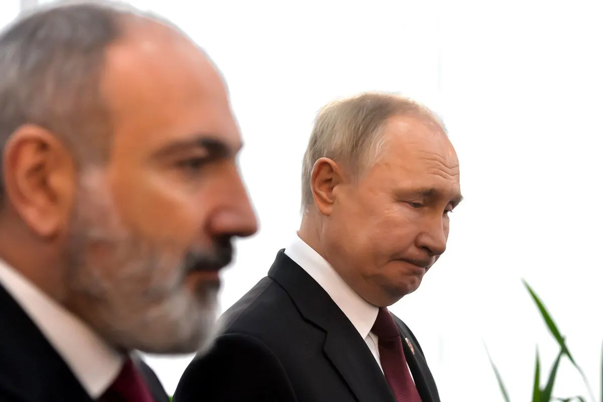 Президент России направил премьер-министру Армении поздравление с днём рождения, пожелав здоровья и успехов и подчеркнув готовность к дальнейшему развитию двусторонних связей. Ранее обсуждались вопросы сближения Армении с ЕС и торговые ограничения.