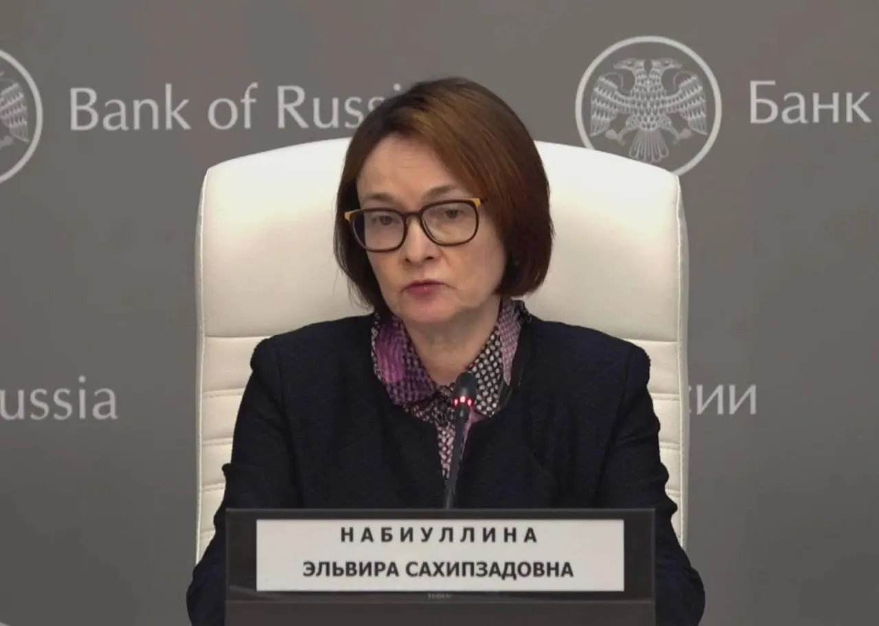 Глава Центробанка вернулась на пресс‑конференцию после отсутствия в начале июня: подтвердила простуду, поблагодарила тех, кто переживал, заметили отсутствие фирменных брошей и изменения во внешности.