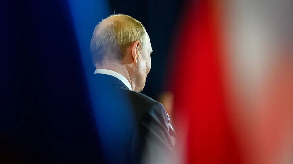 Госопросник перестал публиковать рейтинг доверия, рассчитываемый методом «открытого опроса». По последним данным, такой рейтинг упал до 29,5%, тогда как в «закрытом» формате доверие Путина значительно выше.