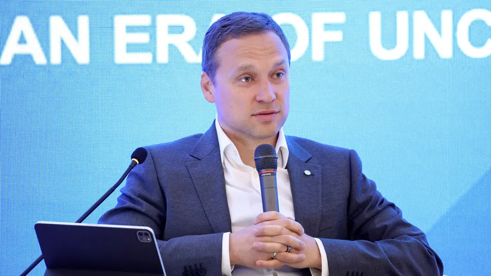 Заместитель председателя правления Сбербанка Тарас Скворцов заявляет, что повышение налоговой нагрузки и усиление мониторинга платежей приводят к росту «кэша» у населения: деньги выводятся со счетов и не возвращаются в банковскую систему.