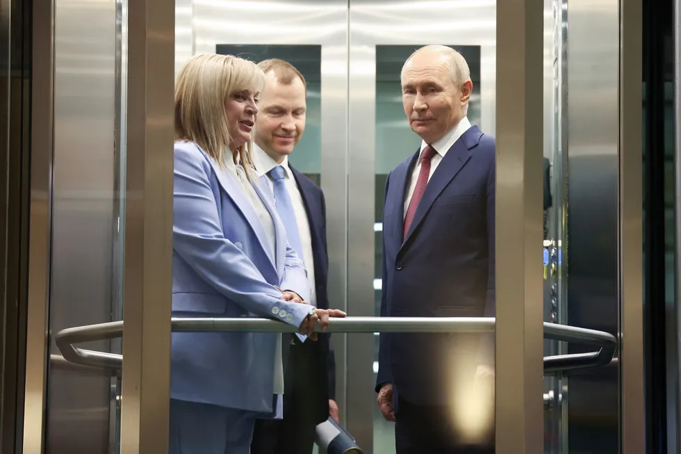 Руководители силовых ведомств настаивают на переносе или отмене выборов в Госдуму из‑за экономических трудностей и падения рейтингов. В администрации президента и среди гражданских чиновников выступают за проведение голосования по расписанию; обсуждение пока остается на уровне разговоров.