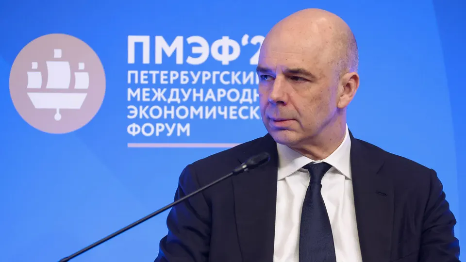 По оперативной оценке Счётной палаты, доходы федерального бюджета по итогам года могут составить 38,2 трлн руб. — это на 2,1 трлн (5,2%) меньше, чем предусмотрено законом. Основные риски связаны с падением нефтегазовых поступлений и сильным рублём.