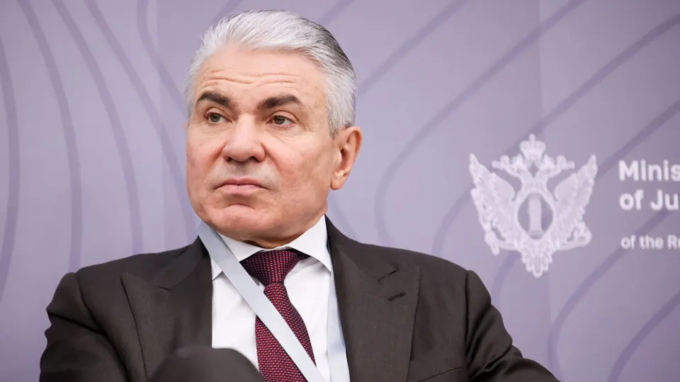 Заместитель министра юстиции предложил обязать владельцев нейросетей отвечать за работу «фильтров национальной безопасности» и ввести административную, уголовную или финансовую ответственность; идею о создании «суверенных» моделей ИИ поддерживают на уровне президента, но бизнес выражает сомнения в её реализуемости.