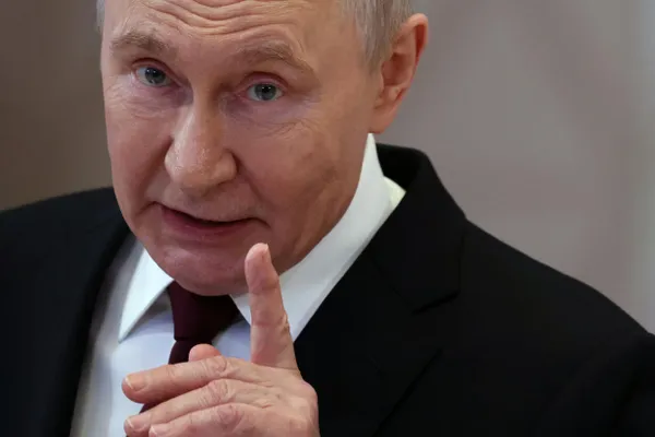 Президент заявил, что отказался от нового мирного предложения Украины о прекращении ударов дронами в обмен на остановку российских наступлений. Главная цель остаётся прежней — «освободить» Донбасс и Новороссию; реакции популярных каналов и их читателей показывают смешанную и во многом провоенную, но не единообразную поддержку.
