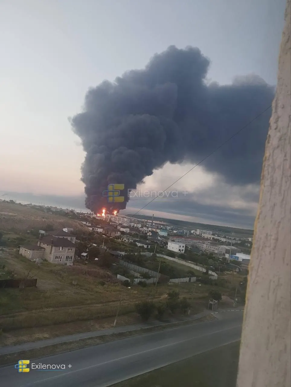 В результате удара беспилотников в районе Керченского пролива погибли люди, есть пострадавшие; загорелась нефтебаза, повреждены жилые дома и объекты инфраструктуры.