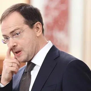 Помощник президента Владимир Мединский предложил вводить трудовые контракты и распределение для студентов, обучающихся на бюджете, закрепляя их обязательства перед государством или работодателем.
