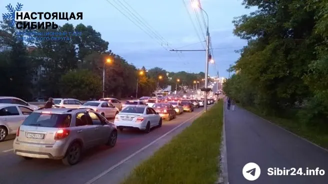 В нескольких сибирских регионах, в том числе в Иркутске, введены жёсткие лимиты на бензин. Водители проводят в очередях по несколько часов, междугородние автобусы рискуют остаться без топлива, а власти обращаются в федеральный центр за дополнительными поставками.