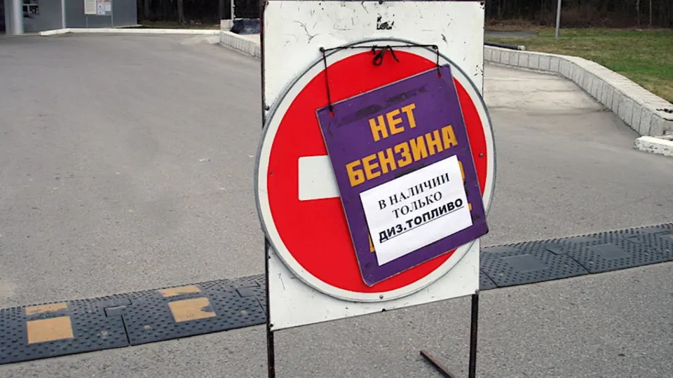 3 июня в Севастополе продажа топлива всех марок ограничена: до примерно 14:00 бензин будут отпускать только оперативным службам на фоне дефицита после ударов по нефтеперерабатывающей инфраструктуре и нарушений логистики.