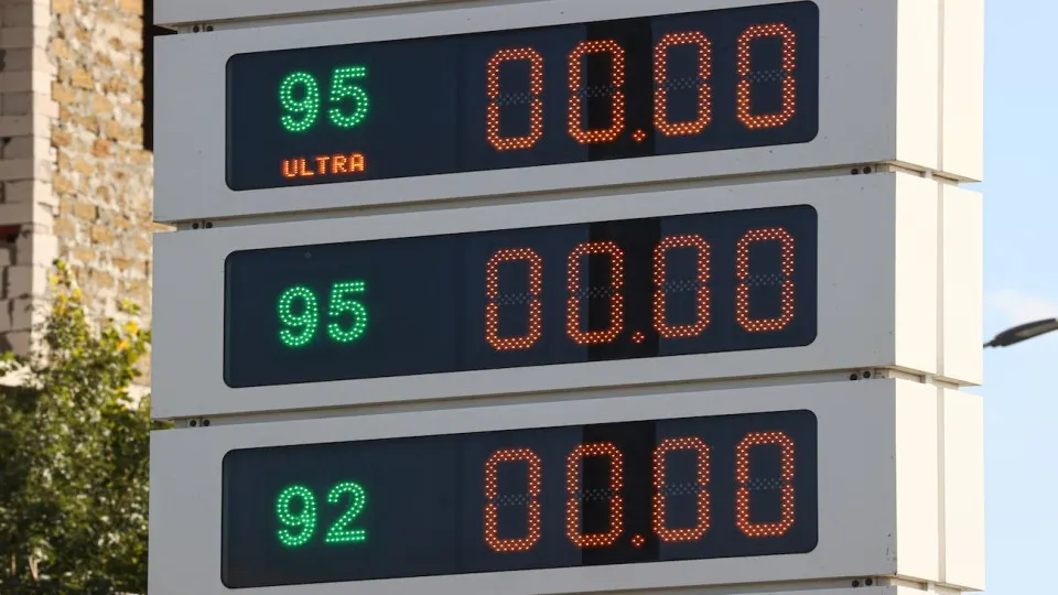За неделю розничные цены на автобензин выросли в среднем на 3%. Дефицит топлива и падение производства после повреждений на НПЗ усугубляют кризис; власти разрешили выпуск топлива пониженного качества и рассматривают импортные поставки.