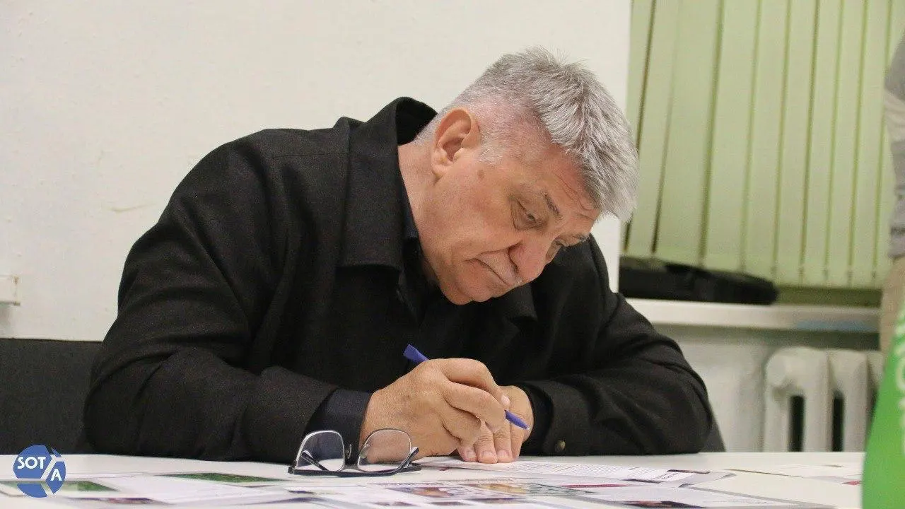 Кремлёвское поздравление отметило вклад режиссёра в кинематограф, хотя в последние годы он фактически остаётся под негласным запретом в России.