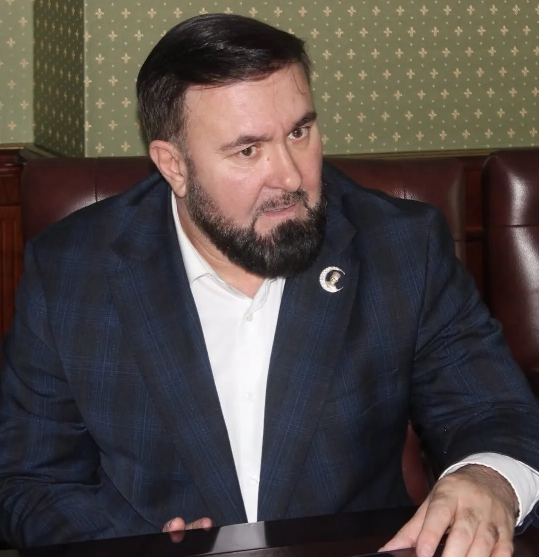Кремль опубликовал распоряжение о поощрении: Мансуру Солтаеву присвоена грамота за укрепление законности и защиту прав граждан. Омбудсмен известен спорными публикациями и обвинениями в адрес правозащитников.